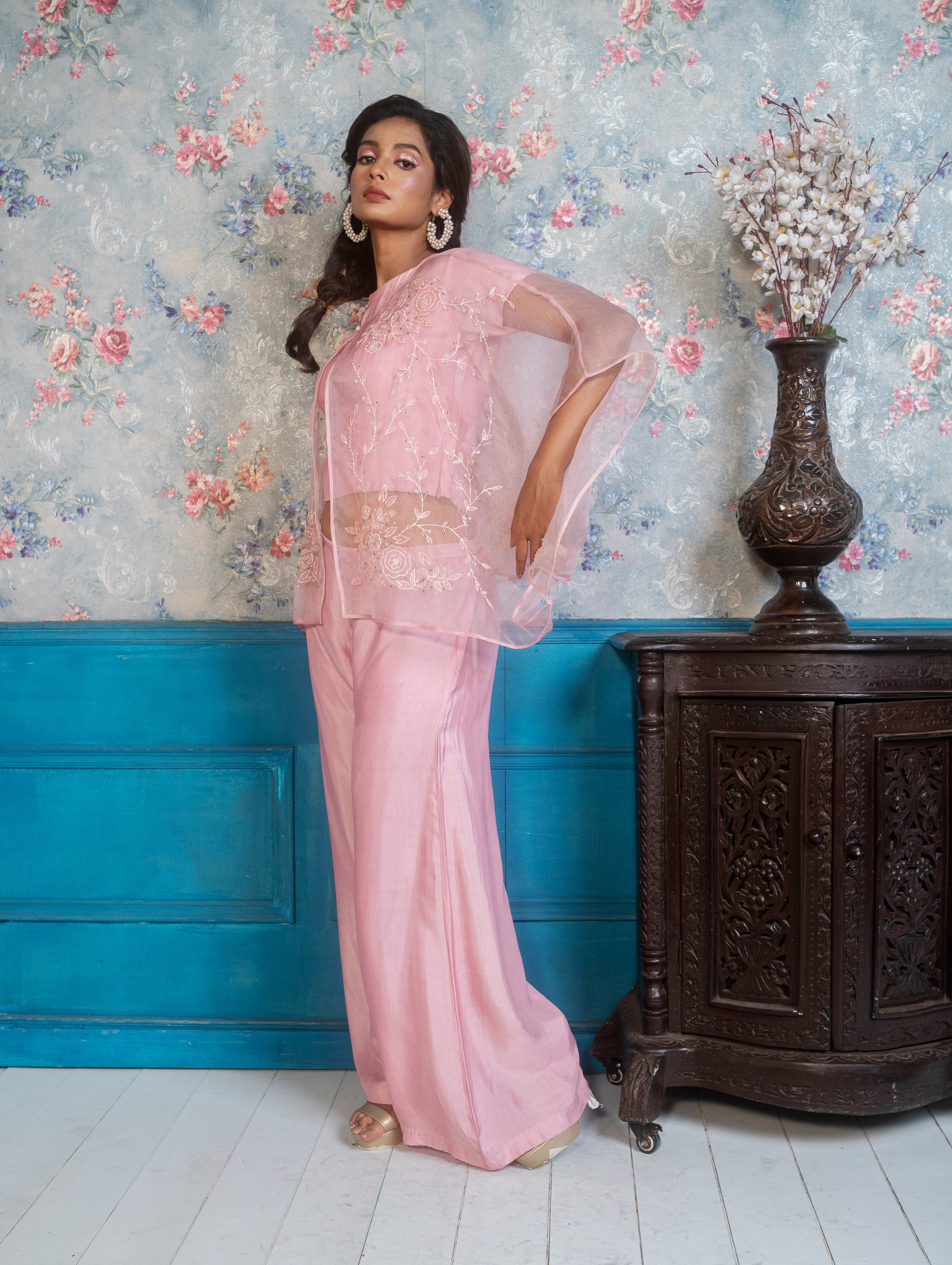 CROP TOP WITH PANT AND JACKET.